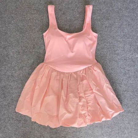 VESTIDO CON VOLADO IMPORTADO